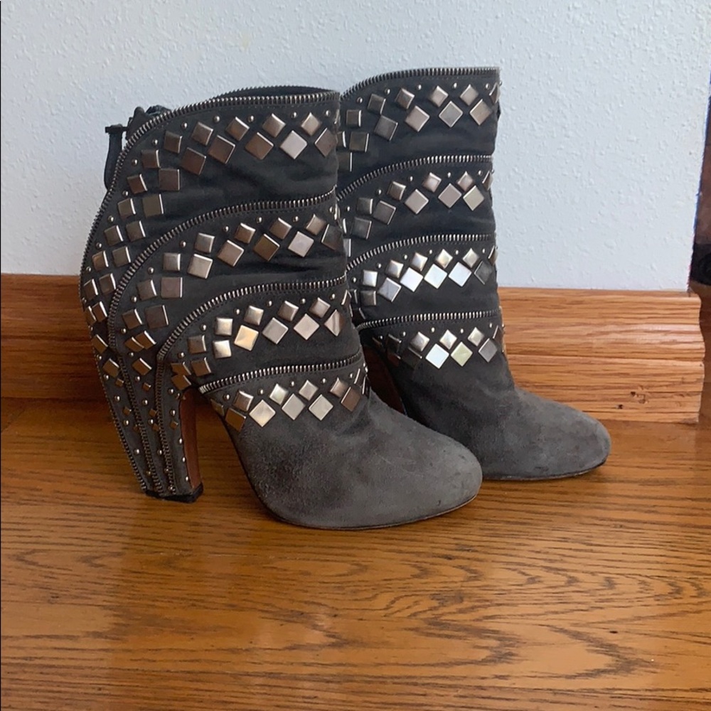Grey suede studded Alaïa bootie heels